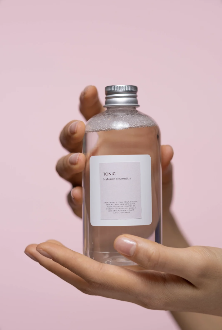 Shoppable product video with tagged products on an ecommerce page